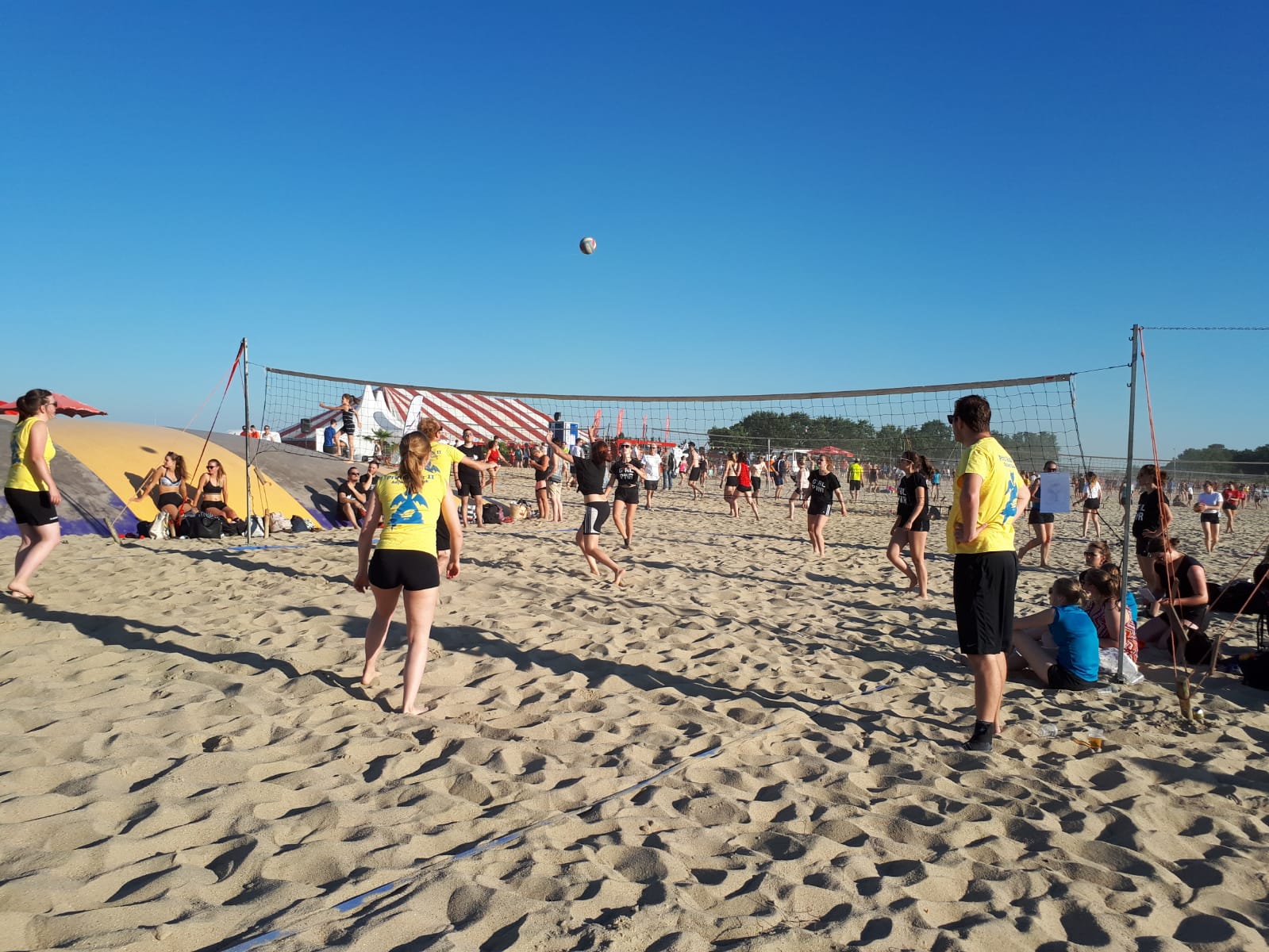 Zomerse 5e editie Beach Volley Night